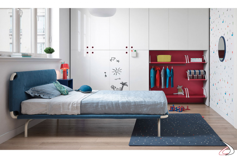 Chambre à coucher simple avec lit sur pied avec cadre métallique rembourré. Armoire murale avec portes à charnières et niche avec étagères