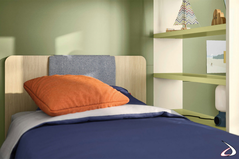 Chambre à coucher avec lits simples avec tête de lit en bois et étagères
