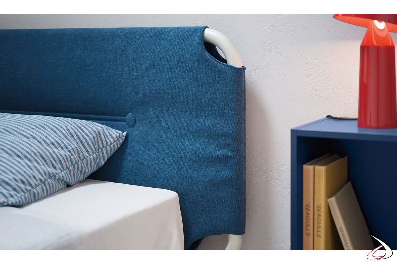 Chambre à coucher avec lit français à structure métallique et revêtement en tissu