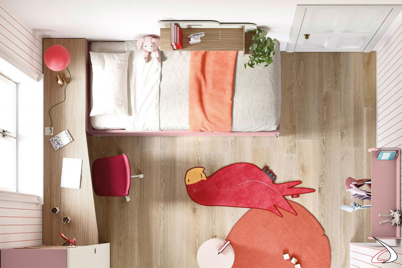 Habitación sencilla y espaciosa con cama individual, escritorio y armario de esquina
