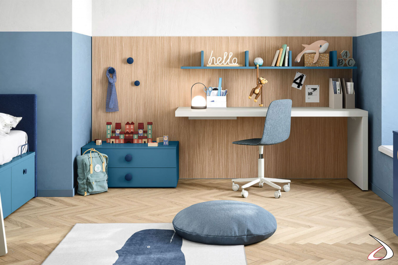 Dormitorio con paneles de madera, escritorio, cómoda y estanterías
