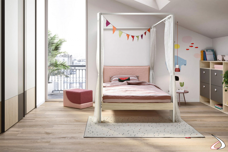 Moderna habitación con cama individual con dosel