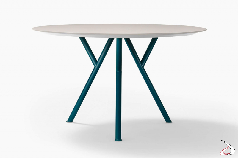 Tavolo moderno rotondo fisso con gambe in metallo verniciate e piano in laccato opaco