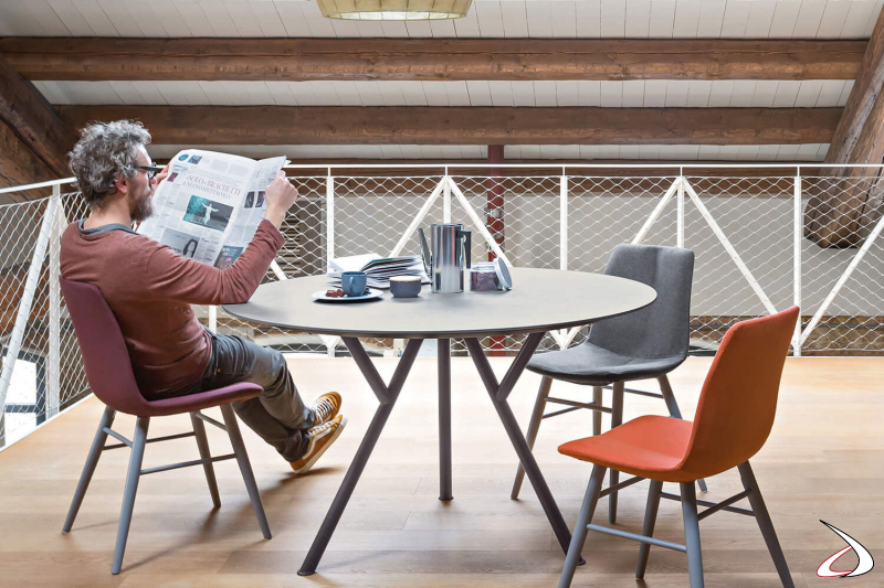 Tavolo moderno rotondo in ecomalta da salotto o per angolo studio 