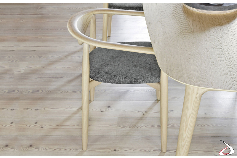 Sedia di legno con braccioli per tavolo soggiorno