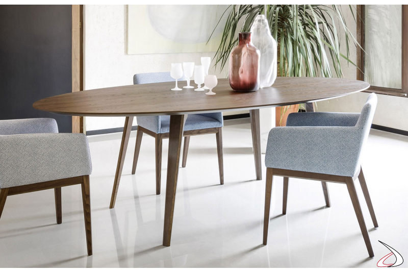 Tavolo in legno ovale da soggiorno di design