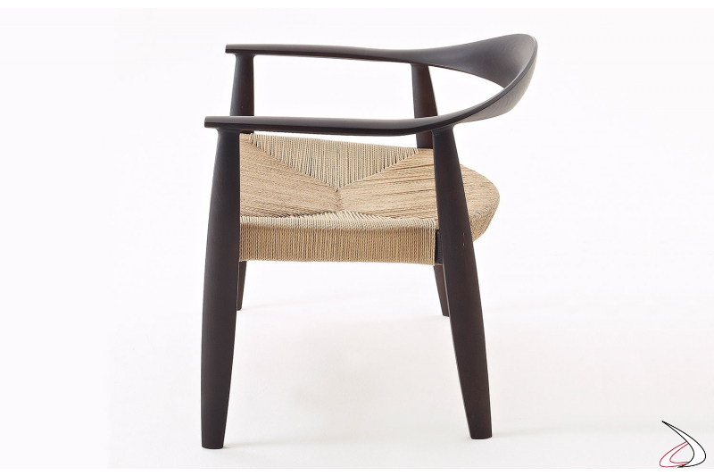 Poltroncina lounge in legno frassino di design con seduta inpagliata