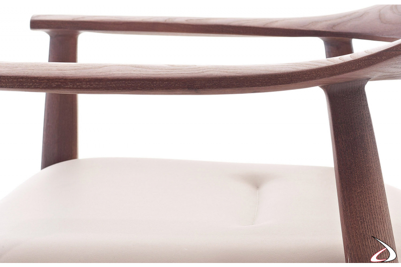 Sedia in pelle vintage di design con braccioli in legno frassino