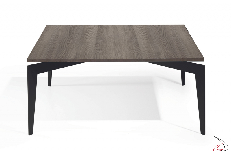Tavolino quadrato con piano in legno e gambe in acciaio