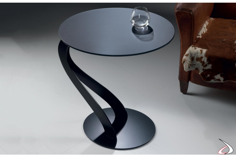 Tavolino di design con struttura in alluminio e piano in vetro