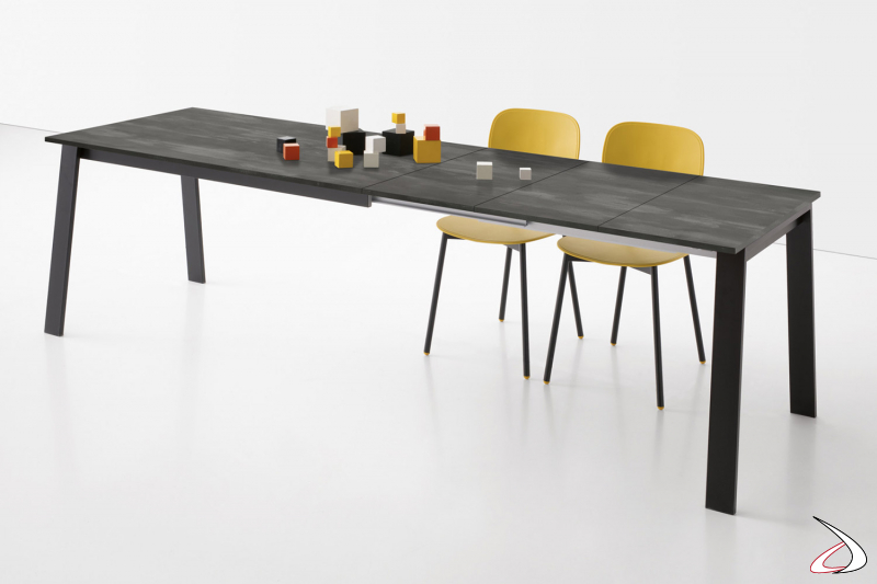 Tavolo allungabile di design da soggiorno con 3 prolunghe nasoste sotto il piano