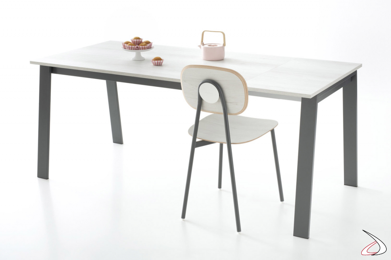 Tavolo moderno da cucina con gambe in metallo e piano in quercia bianco