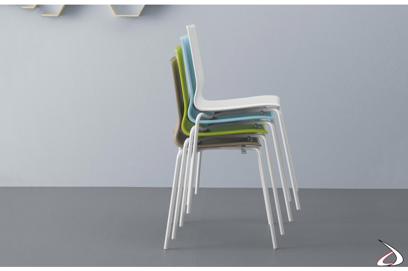 Sedie impilabili colorate moderne e leggere con seduta in polipropilene