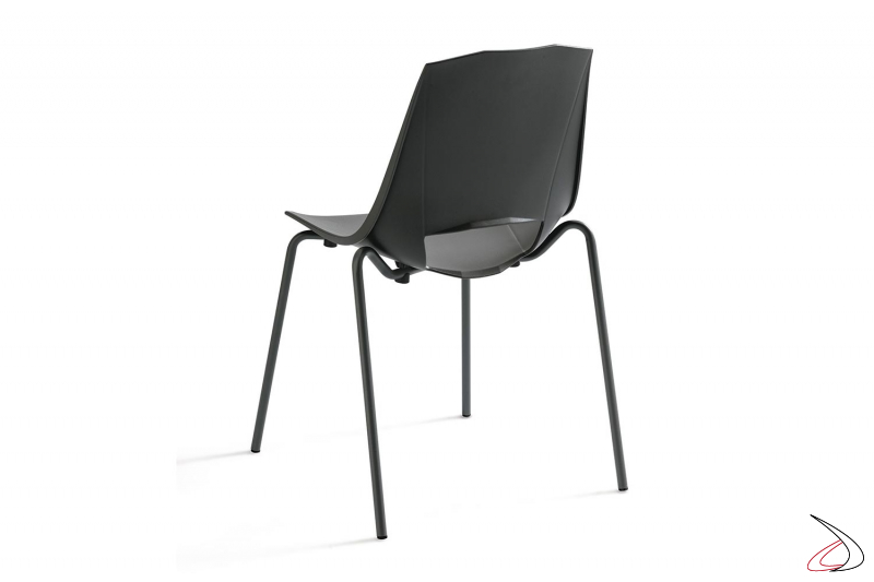 Sedia moderna impilabile con gambe in metallo e seduta in polipropilene colorato