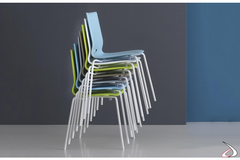 Sedie impilabili da cucina moderne colorate in polipropilene con gambe in metallo