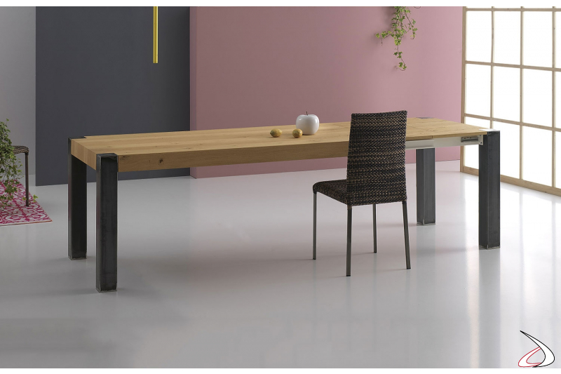 Tavolo design allungabile in legno rovere naturale con gambe in ferro grezzo