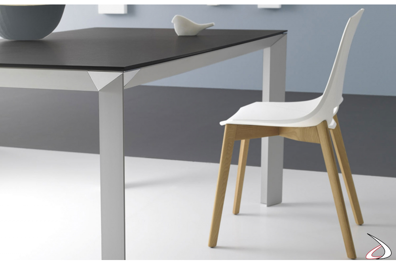Tavolo moderno fisso da cucina con piano in ceramica antracite e gambe in alluminio