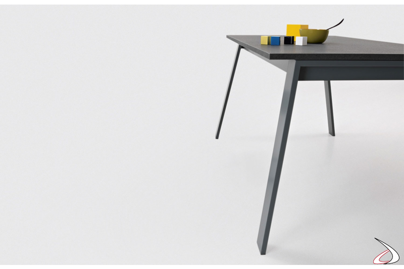 Tavolo moderno allungabile da cucina con gambe perimetrali grafite e piano in cleaf