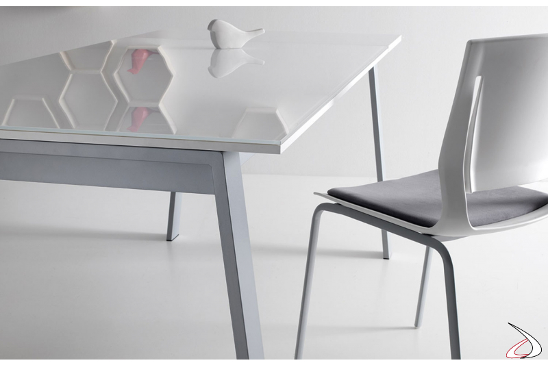 Tavolo design bianco in vetro con gambe in metallo verniciato grigio perimetrali