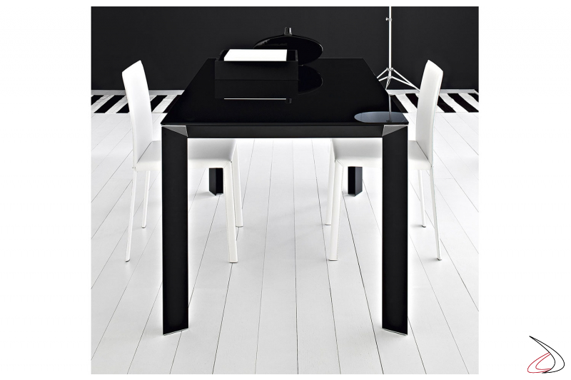 Tavolo nero moderno allungabile con piano in vetro e gambe in alluminio verniciate