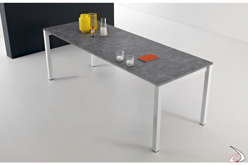 Tavolo moderno cucina con allungamento telescopico e con gambe in metallo perimetrali grigie