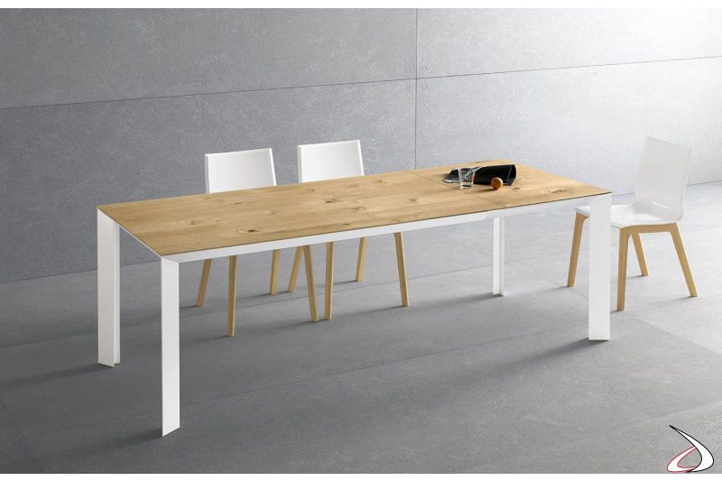 Tavolo allungabile moderno con piano in legno rovere naturale e gambe bianche