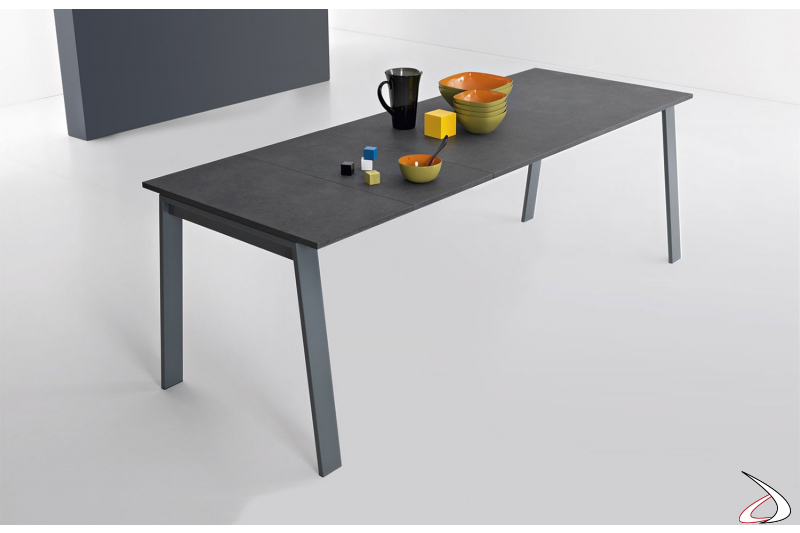 Tavolo moderno da cucina in laminato grafite con gambe in metallo verniciato
