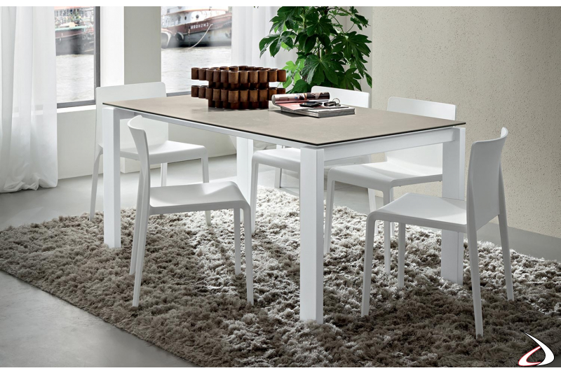 Tavolo moderno allungabile da soggiorno con piano in laminam e gambe bianche