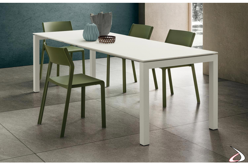 Tavolo moderno da soggiorno bianco allungabile con gambe in alluminio verniciato