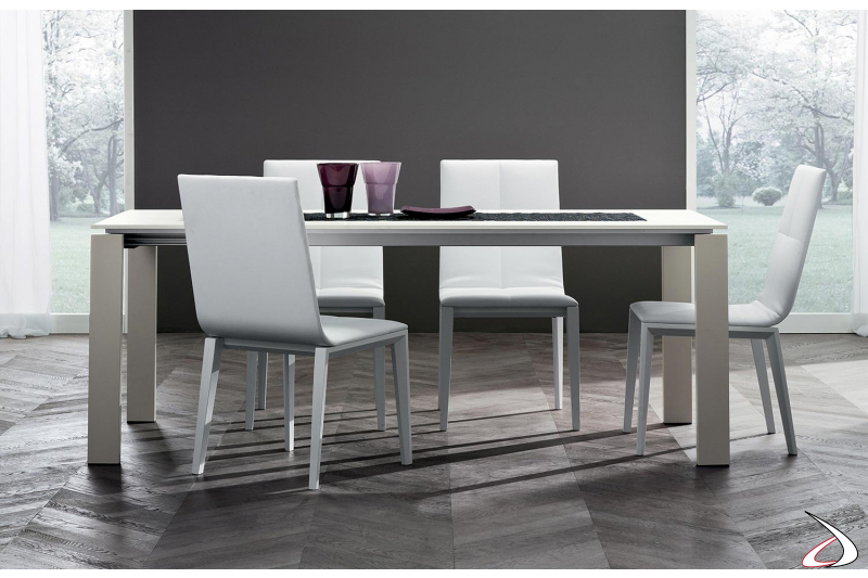 Tavolo da soggiorno di design allungabile per 6 persone con gambe perimetrali