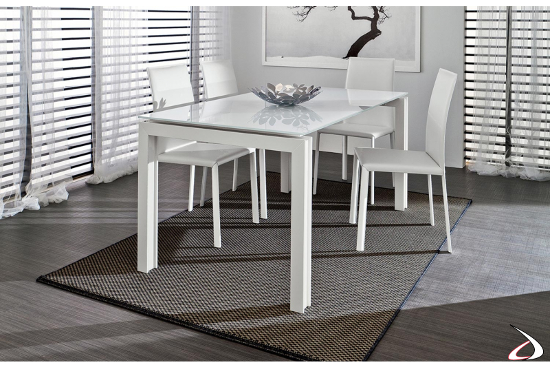 Tavolo in vetro bianco lucido allungabile da soggiorno con gambe bianche