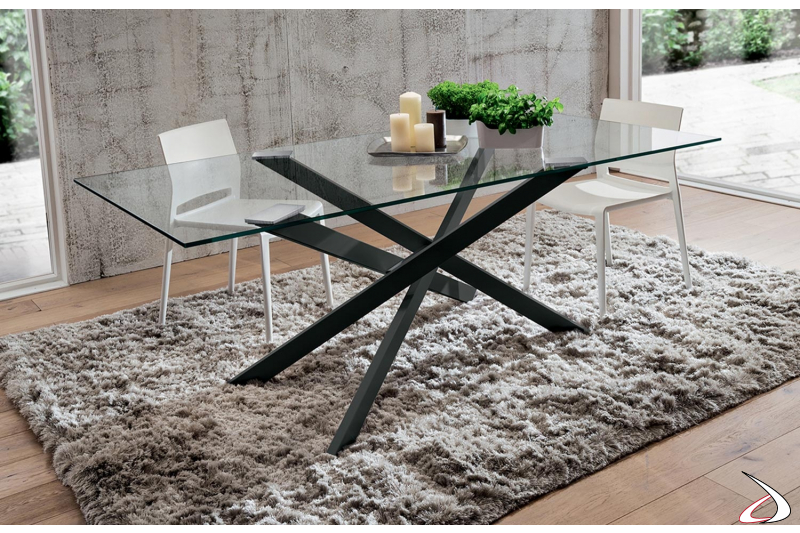 Tavolo in verto trasparente di design con gambe intrecciate nere