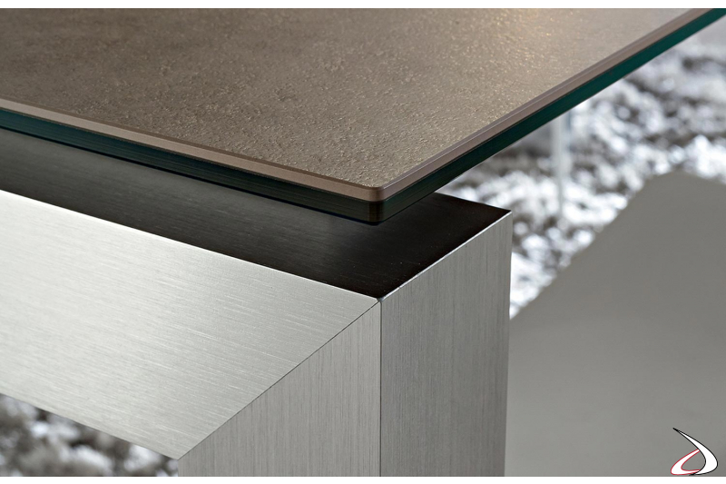 Tavolo design con piano in gres porcellanato con gambe in alluminio anodizzato