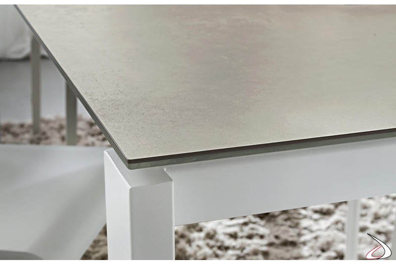 Tavolo in gres porcellanato di design allungabile da soggiorno con gambe bianche