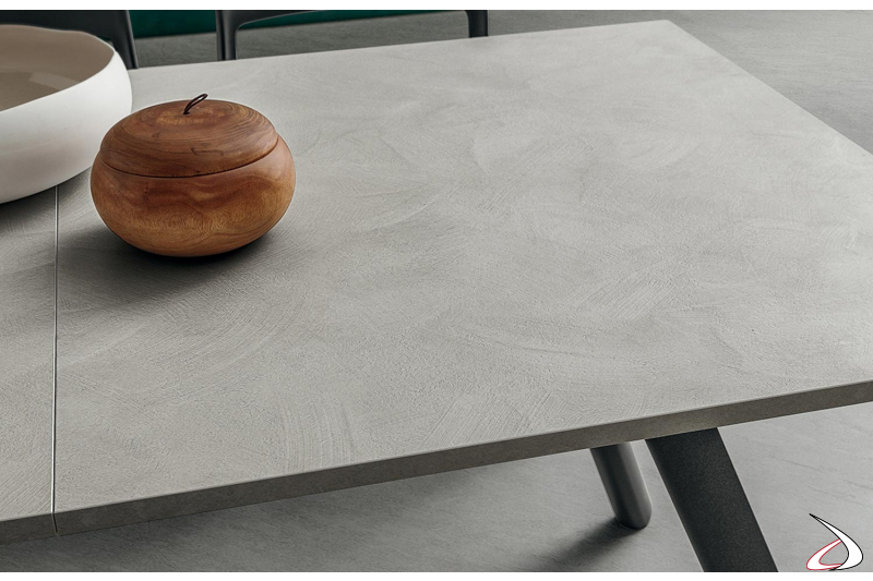 Tavolo in HPL effetto cemento allungabile da soggiorno con gambe antracite