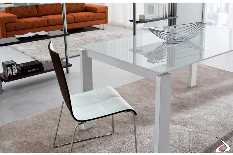 Tavolo design allungabile in vetro bianco lucido con gambe in metallo