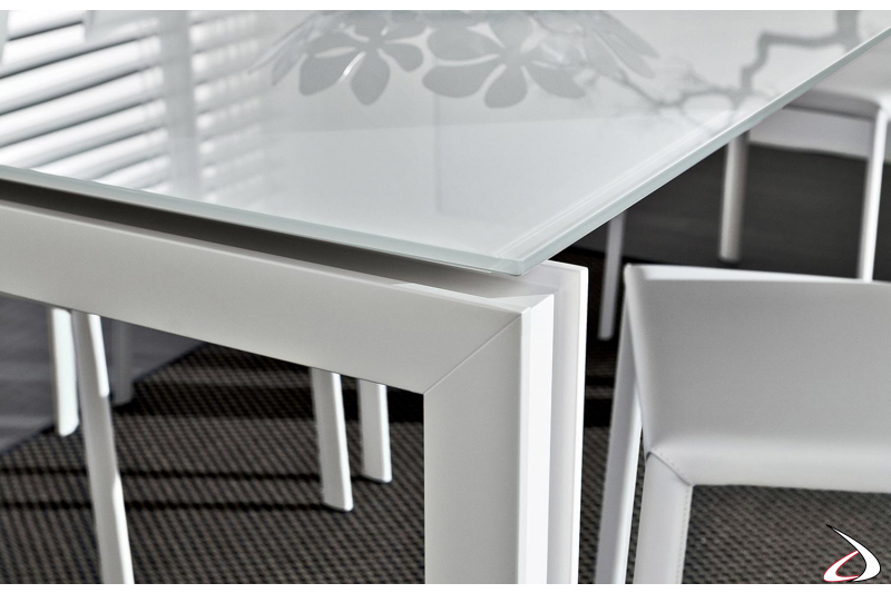 Tavolo di design bianco allungabile per 10 persone con piano in vetro