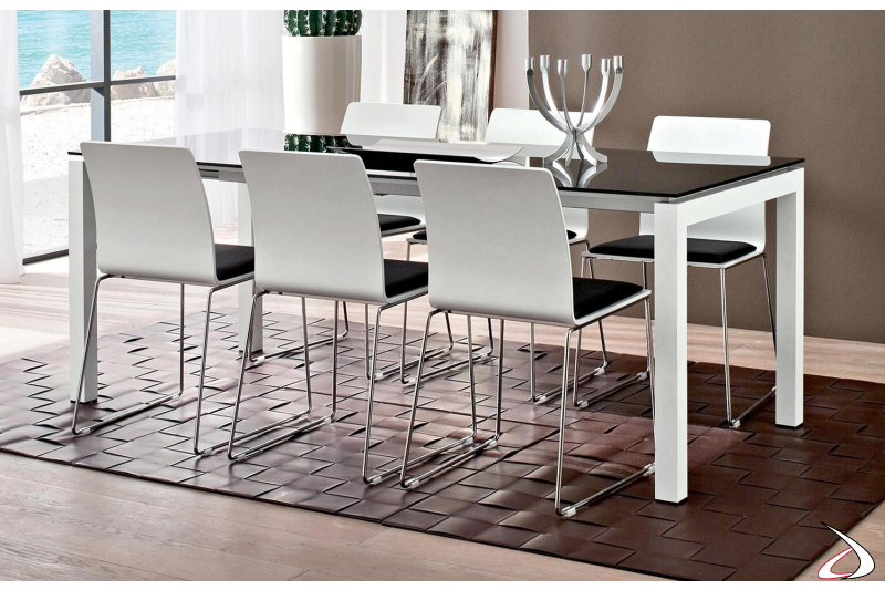Tavolo allungabile moderno per 8 persone con gambe in alluminio bianche