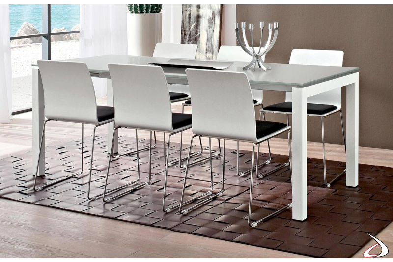 Tavolo in vetro bianco lucido allungabile di design con gambe in alluminio
