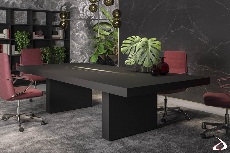 Mesa de sala de reuniones de diseño en madera lacada en negro mate con ojal central con perfiles de aluminio de latón