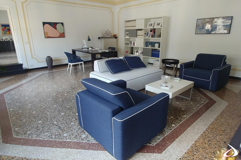 Diseño y construcción de una sala de estar con rincón de estudio en un piso de un edificio antiguo restaurado