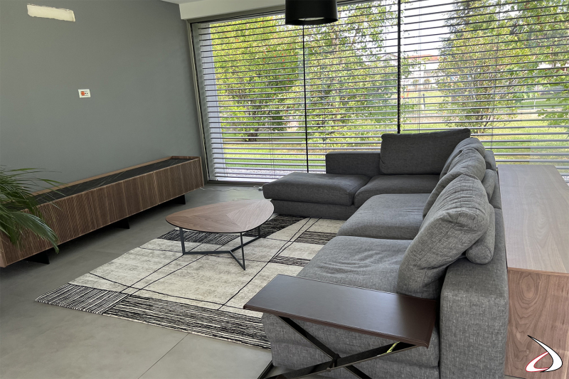 Réalisation d'un aménagement de bureau à domicile avec canapé et salon au design moderne
