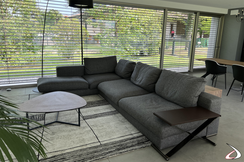 Realizzazione arredo home office dependance con divano e soggiorno dal design moderno
