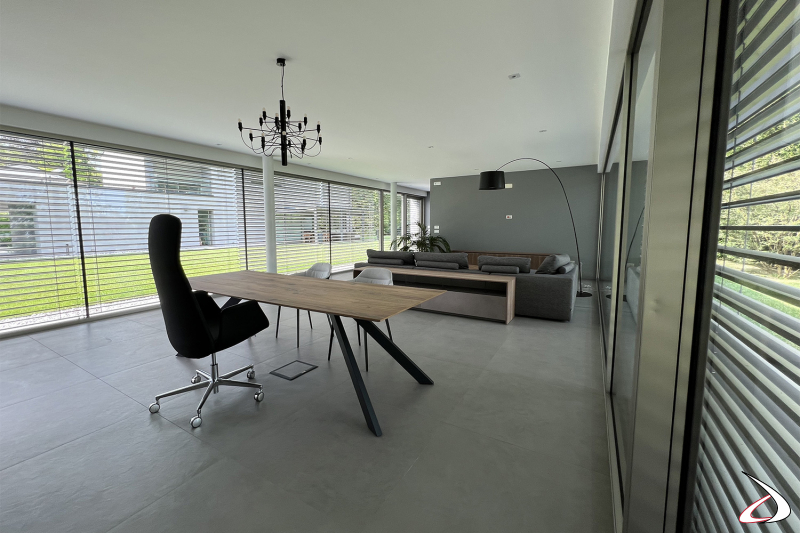 Realizzazione arredo home office dependance con divano e soggiorno dal design moderno