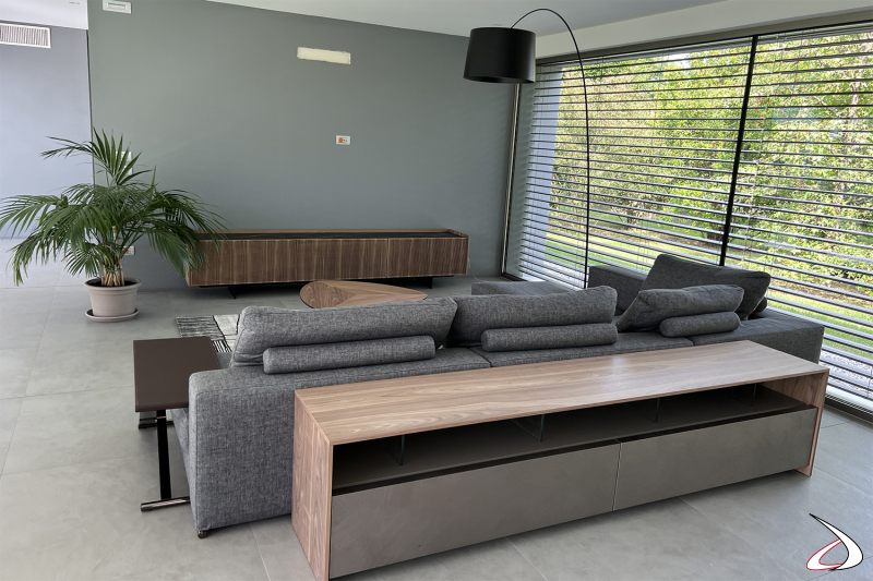 Realisierung einer Home-Office-Einrichtung mit Sofa und Wohnzimmer in modernem Design