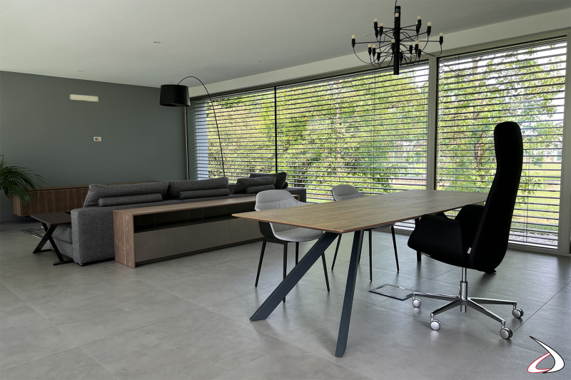 Realisierung einer Home-Office-Einrichtung mit Sofa und Wohnzimmer in modernem Design
