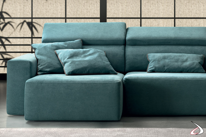 Divano di design con penisola in tessuto azzurro con sedute allungabili e poggiatesta reclinabili