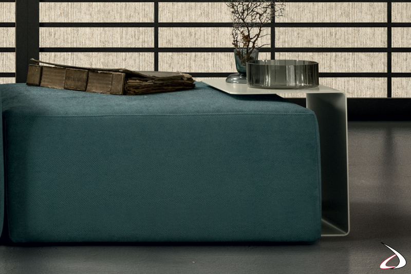 Tavolino a forma di C in colore seta ad uso vassoio divano flow