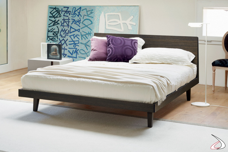 Elegante letto king size in legno rovere con piedini alti