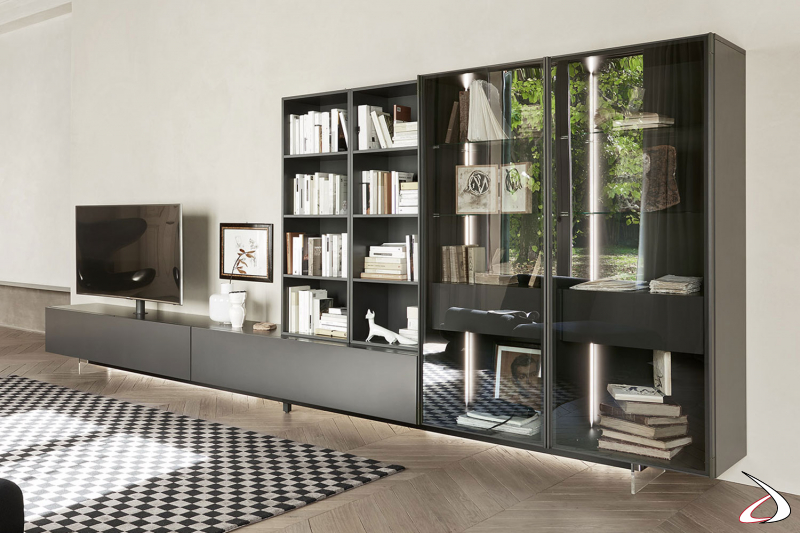 Ampio mobile soggiorno di design con vetrine retroilluminate e colonne a giorno